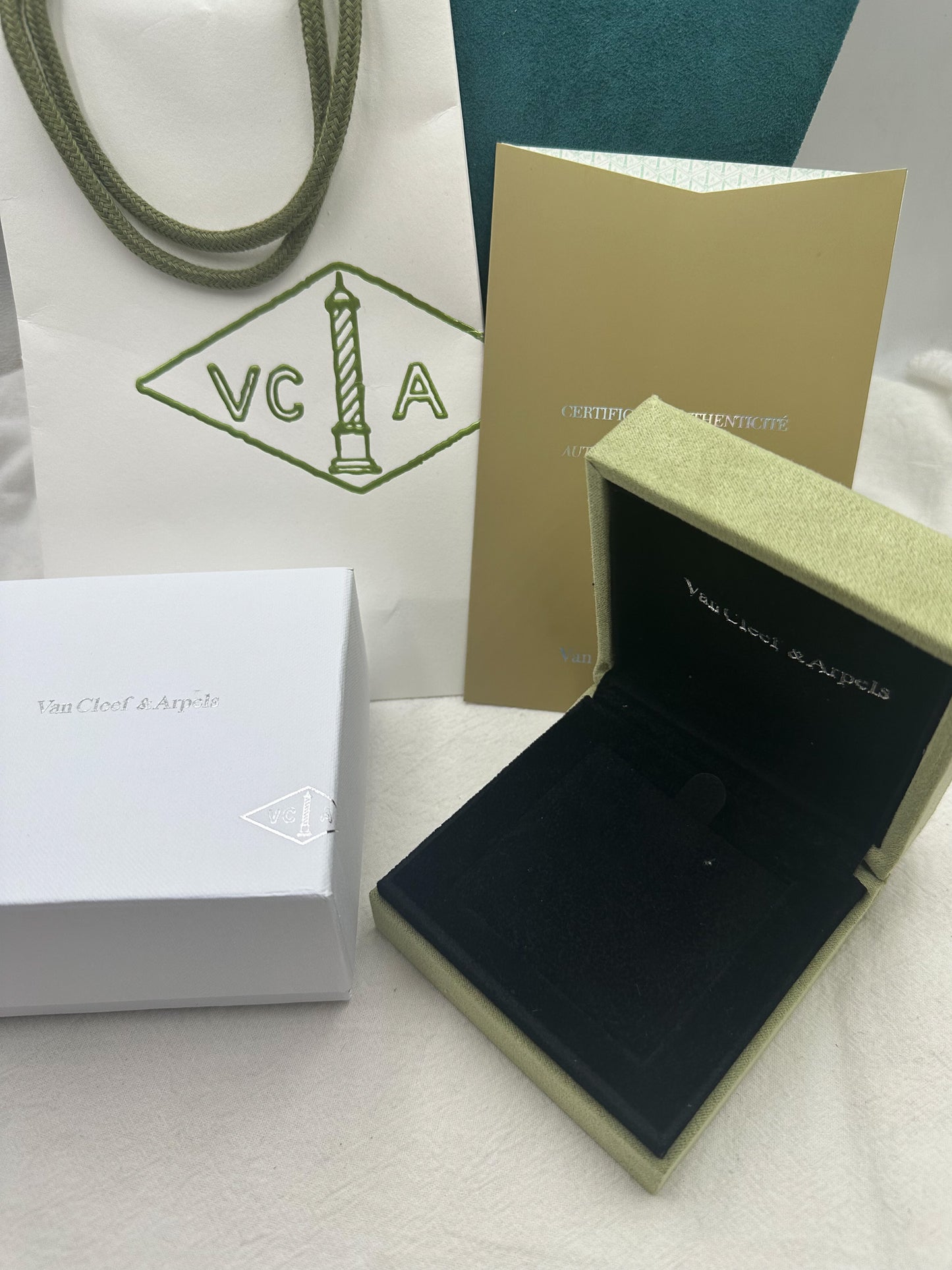 Green velvet necklace box for necklace