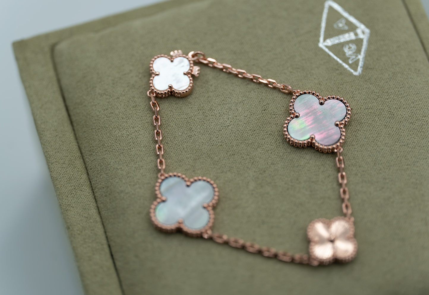 Gray mother of pearl & Guillioche clover bracelet 925 silver 18krose gold plated