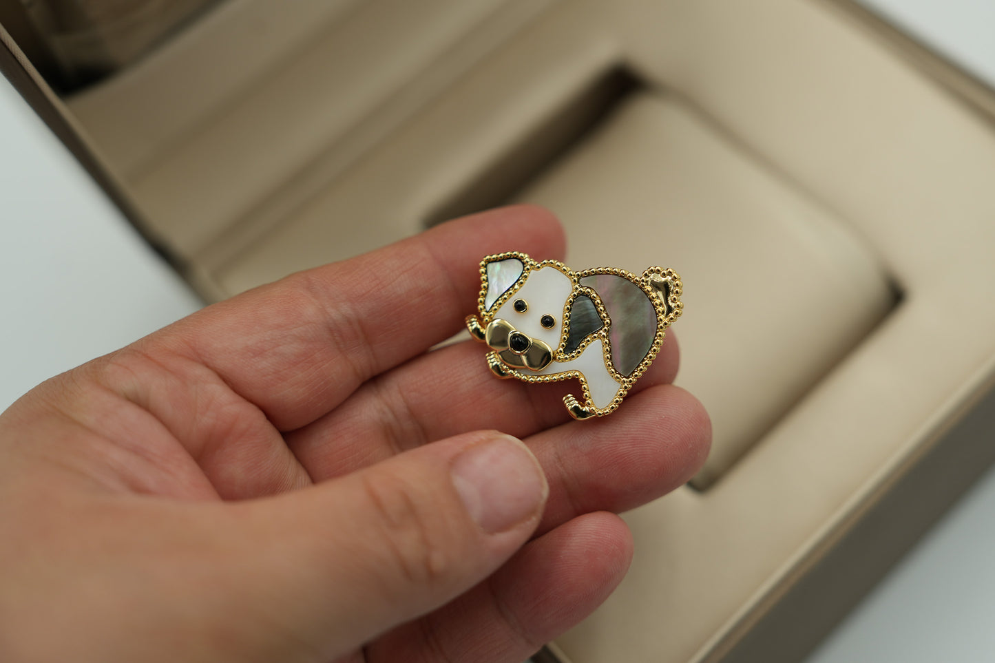 Lucky animals dog brooch 925 dilver 18k gold plated white & gray Mother of pearl