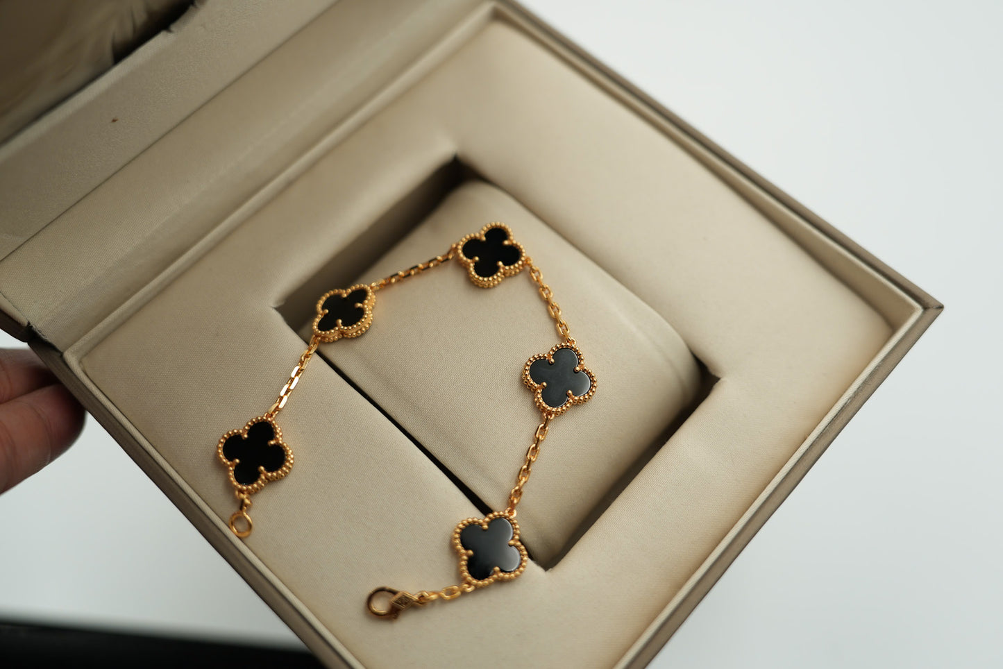 Onyx 5 motif bracelet 925 silver 18k gold plated
