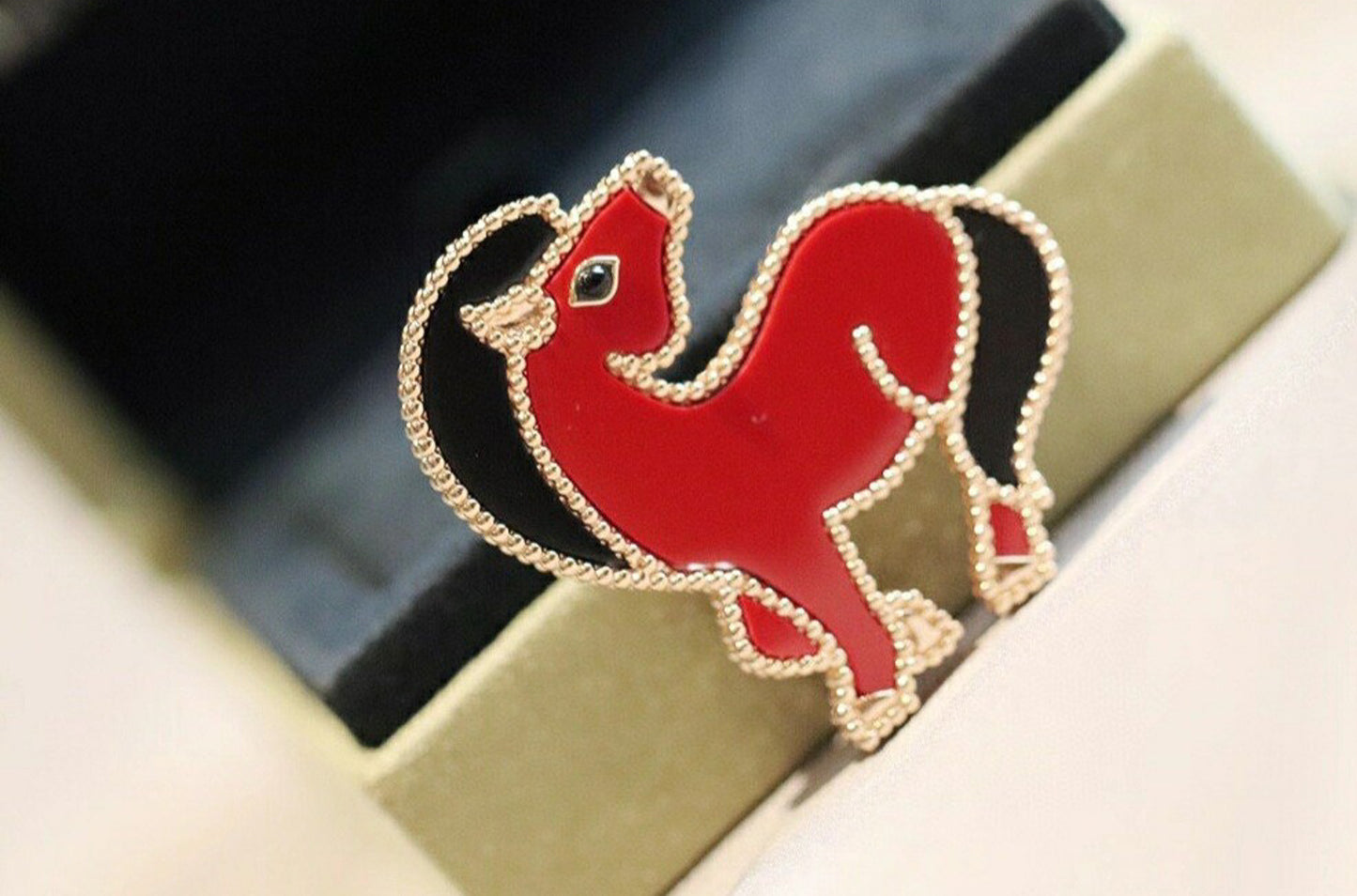 Lucky animals Horse brooch 925 dilver 18k gold plated Carnelian & Onyx
