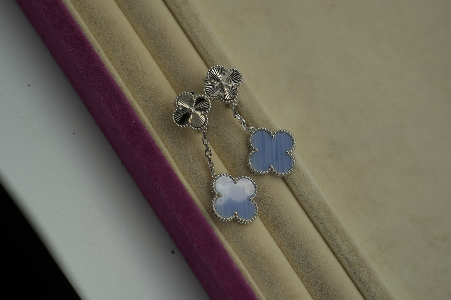 Chalcedony & Guillioche 2 mootif clover earrings 925 silver 18k white gold plated