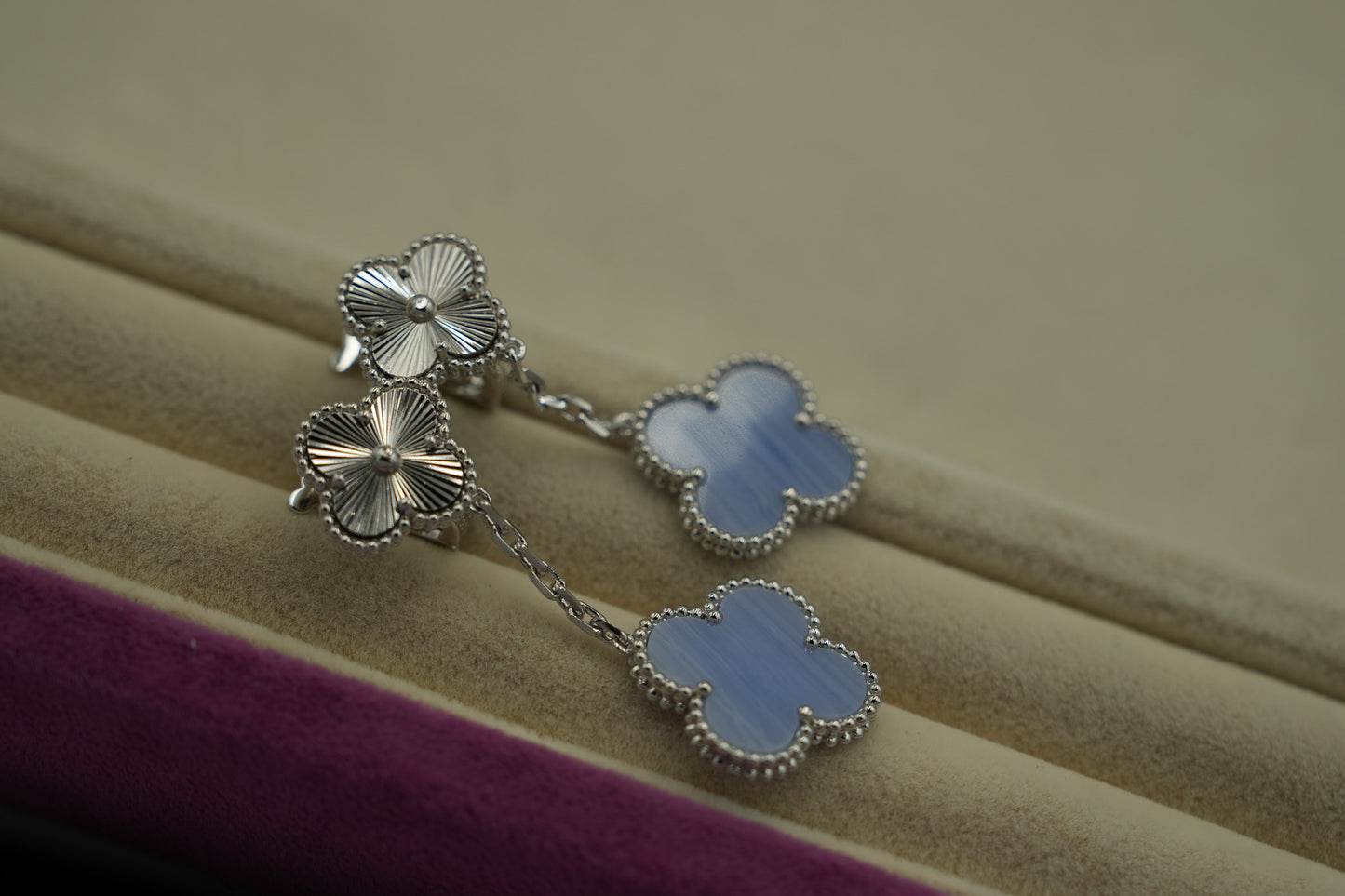 Chalcedony & Guillioche 2 mootif clover earrings 925 silver 18k white gold plated