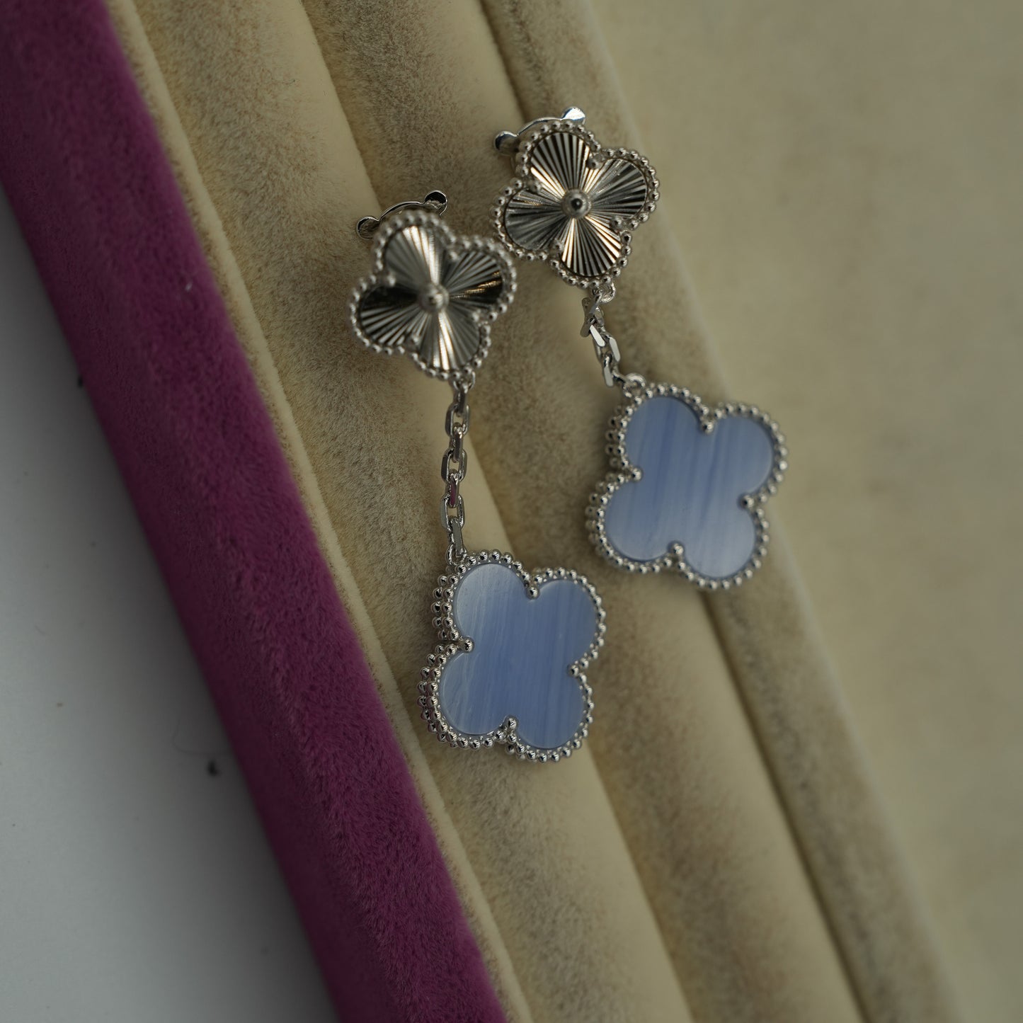 Chalcedony & Guillioche 2 mootif clover earrings 925 silver 18k white gold plated