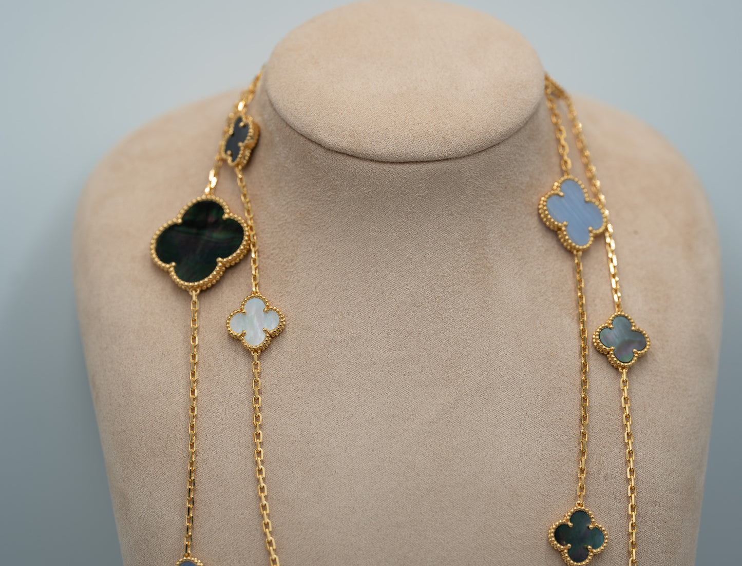 Chalcedony & Mother of pearl  16 motif clover necklace 120 cm long 925 silver 18k gold plated