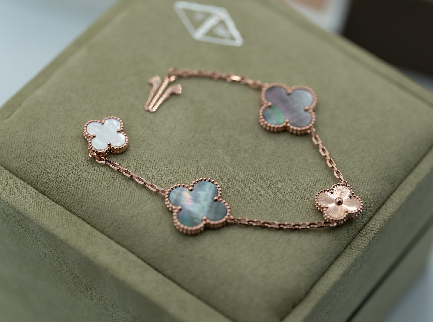Gray mother of pearl & Guillioche clover bracelet 925 silver 18krose  gold plated