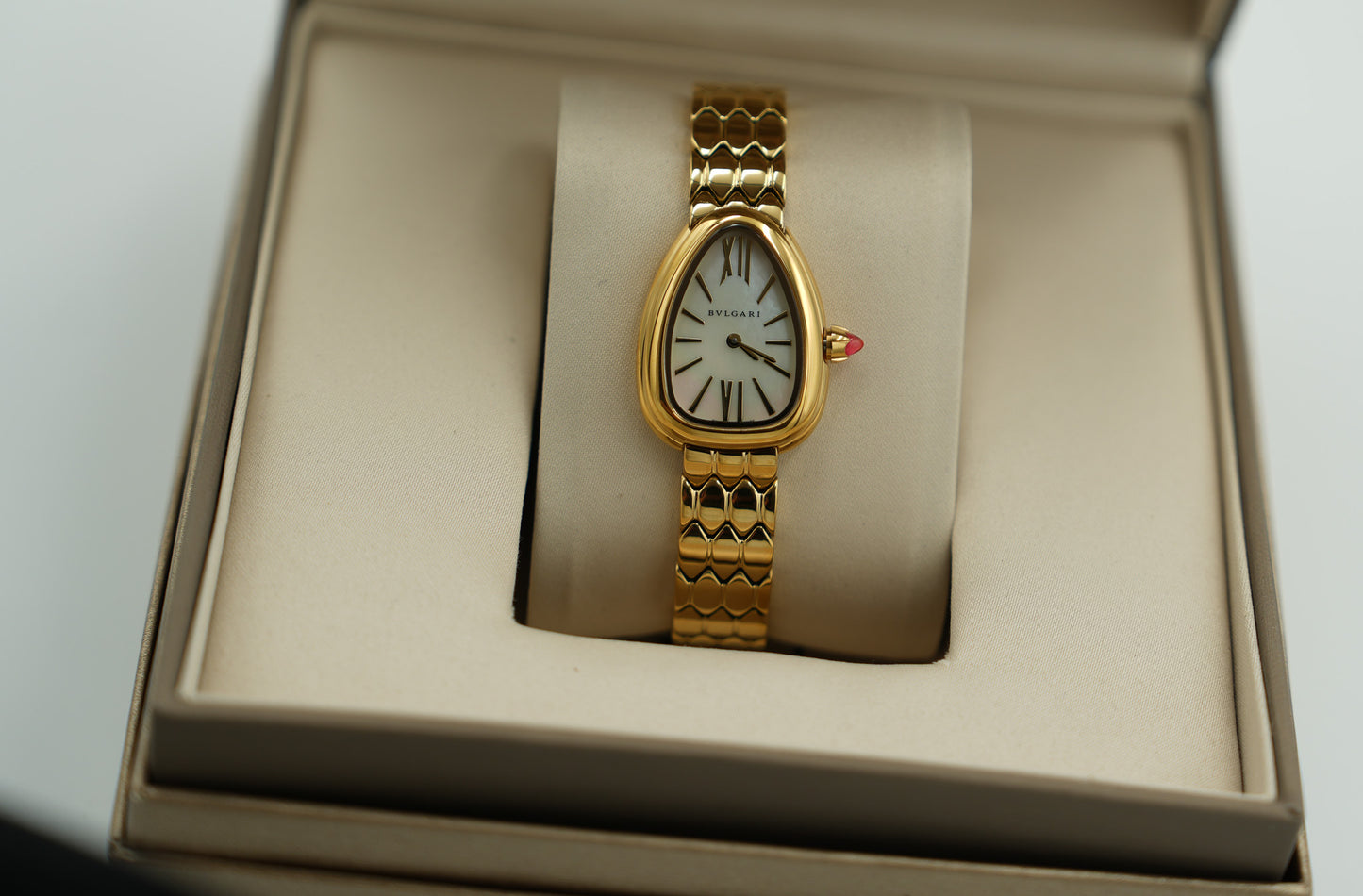 Mother of pearl dial serpenti watch quartz watch