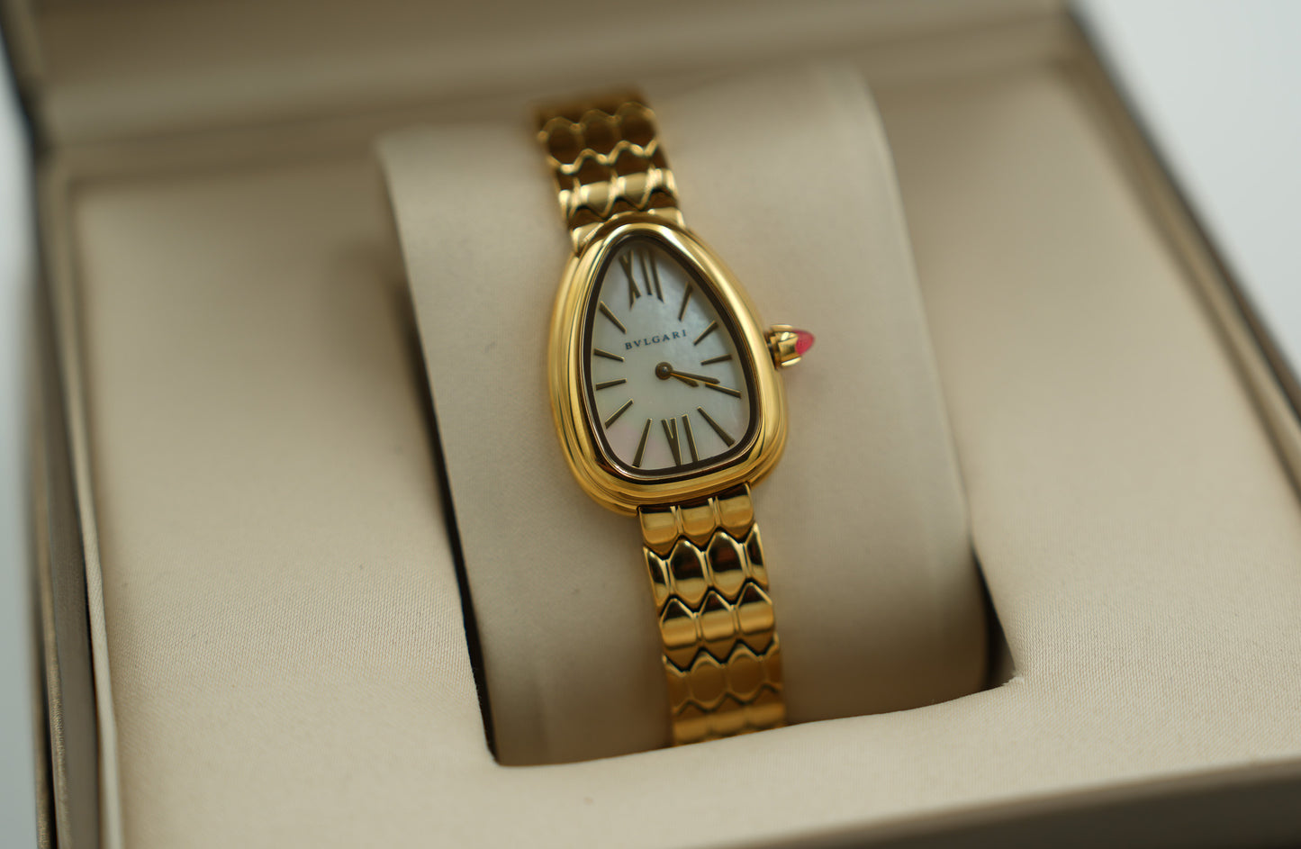 Mother of pearl dial serpenti watch quartz watch