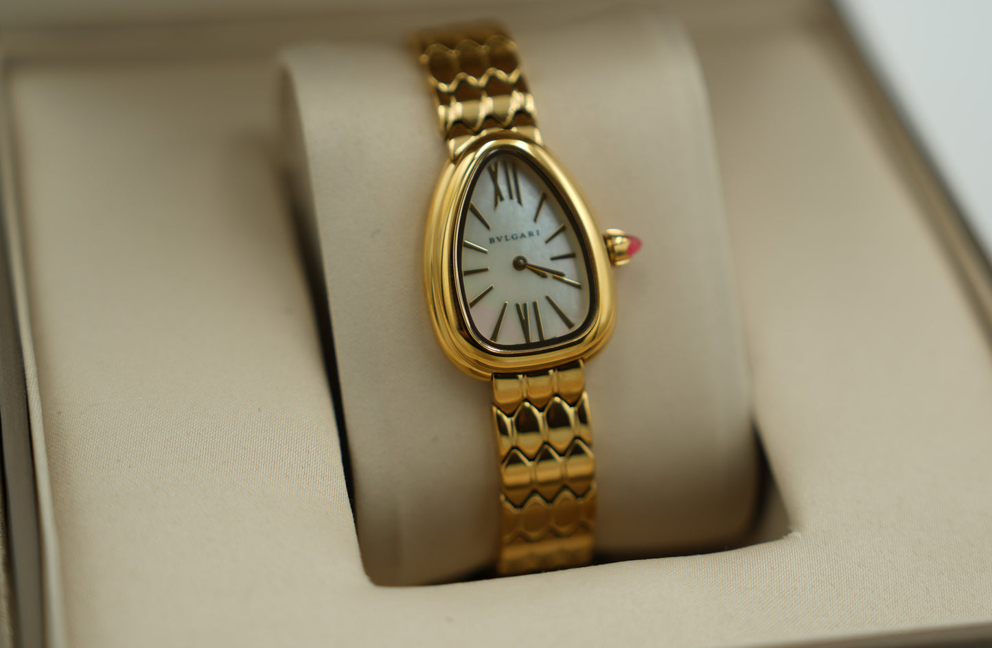 Mother of pearl dial serpenti watch quartz watch